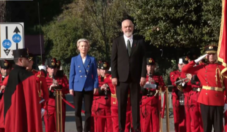 Von der Leyen mbërrin në Tiranë, pritet me ceremoni nga kryeministri Rama 