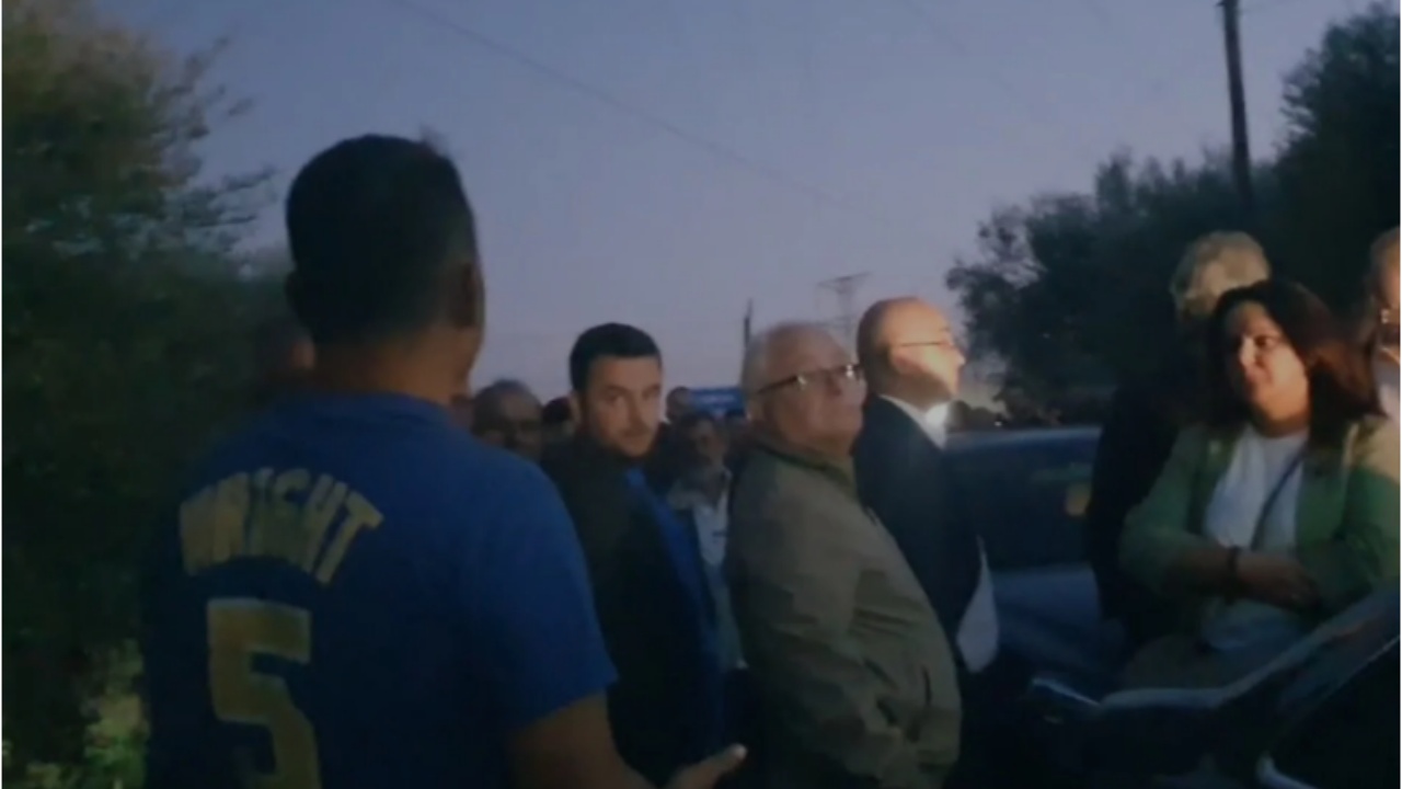 “Protestoni, por çfarë faji kemi ne të qëndrojmë në rrugë?!”/ Nisin përplasjet e para mes protestuesve dhe drejtuesve të mjeteve