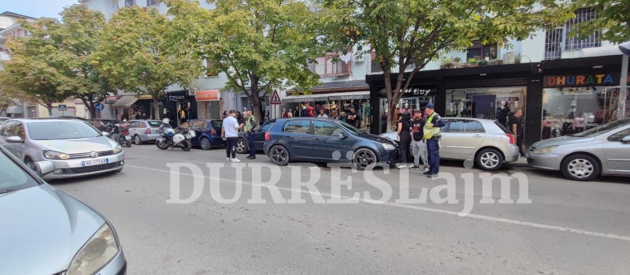 Shoferit i bie të fikët teksa po lëvizte me makinë në Durrës, përplaset me dy mjete të tjera (FOTO)