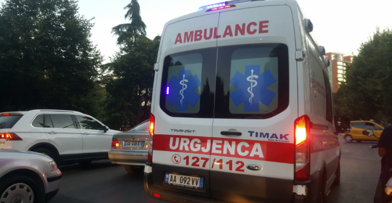 U gjet i shtrirë në sheshpushimin e një pallati në Tiranë, 31-vjeçari ndërron jetë në spital, çfarë dyshohet se ka ndodhur