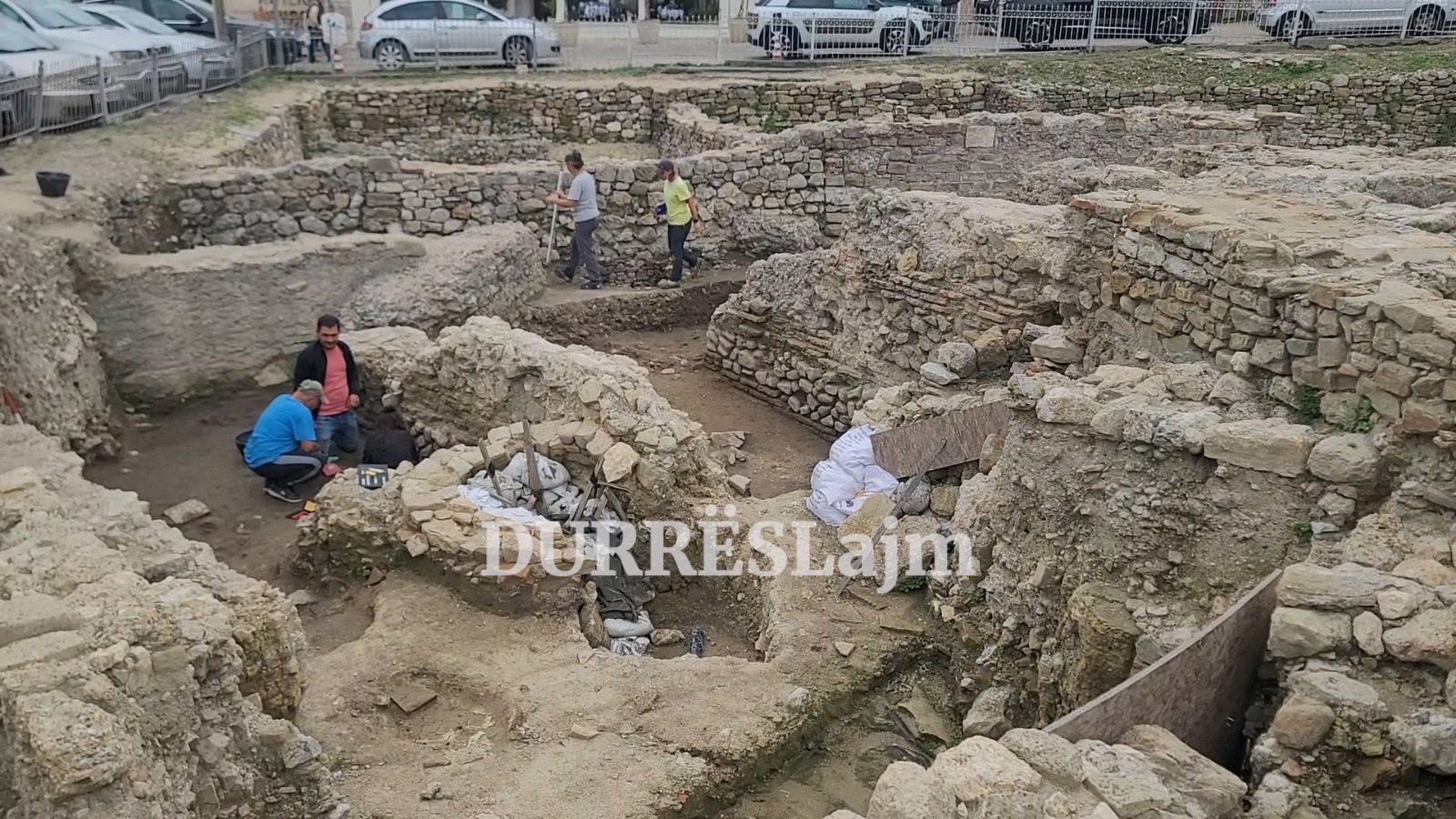 Varre foshnjash dhe një furrë qeramike, galeritë e amfiteatrit të Durrësit zbulojnë transformimet e monumentit në shekuj (VIDEO)