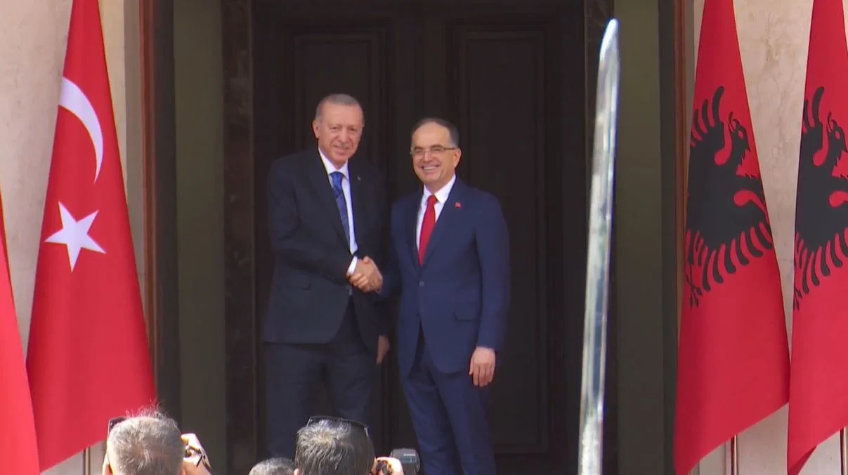 Presidenti turk Recep Tayyip Erdogan mbërrin në Presidencë, pritet nga Begaj (VIDEO)