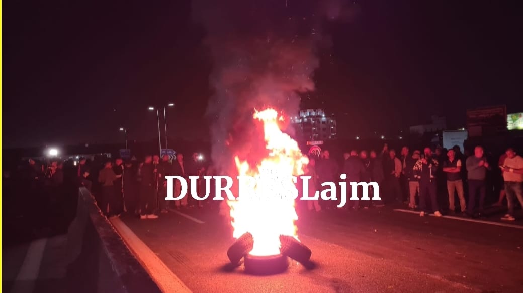 Protestuesit i vendosin flakën gomave në autostradën Durrës-Tiranë (VIDEO)