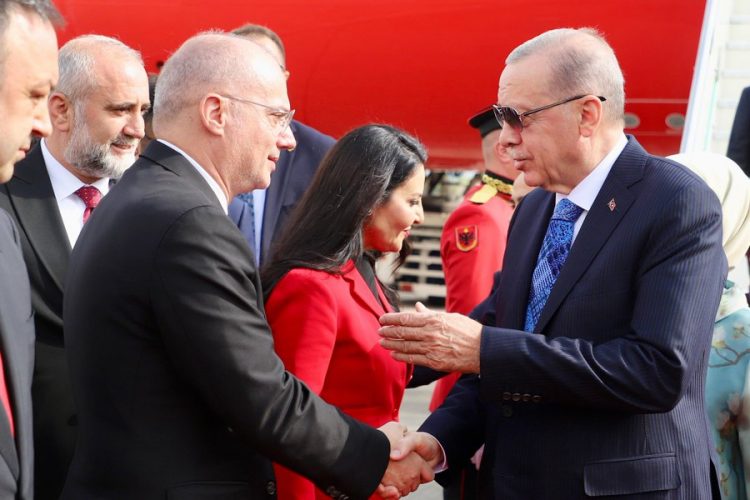 Foto/ Erdogan mbërriti në Tiranë, u prit nga ministri Hasani 