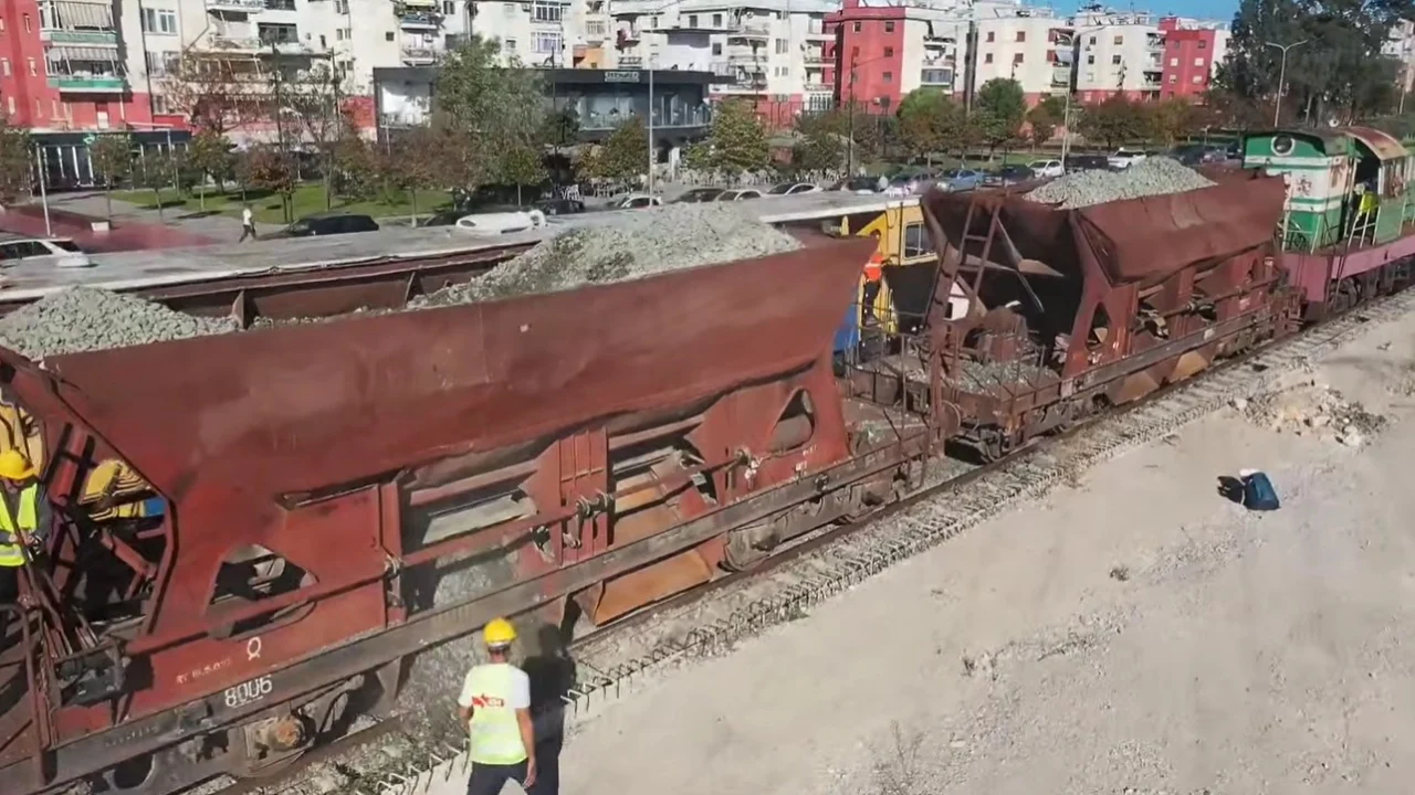 Makineri e re për linjën hekurudhore Tiranë-Durrës-Rinas, Balluku: Do jetë tërësisht elektrike (VIDEO)