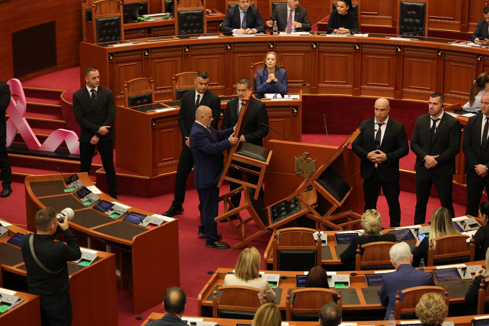 EMRAT/ Protesta e dhunshme në Kuvend, policia çon në SPAK deputetët e opozitës