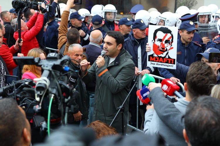 Protesta e rradhës para bashkisë së Tiranës, policia njofton bllokimin e disa rrugëve