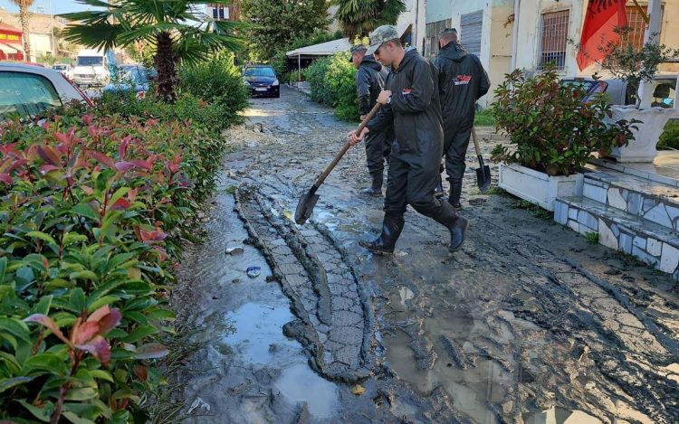 Përmbytjet në Vlorë, ministria e Mbrojtjes: 31 efektivë të FA të angazhuar, 4,5 ton mallra ushqimore janë dërguar për banorët e prekur