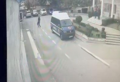 VIDEO/ Momenti kur inspektori i policisë arratiset nga agjentët e AMP