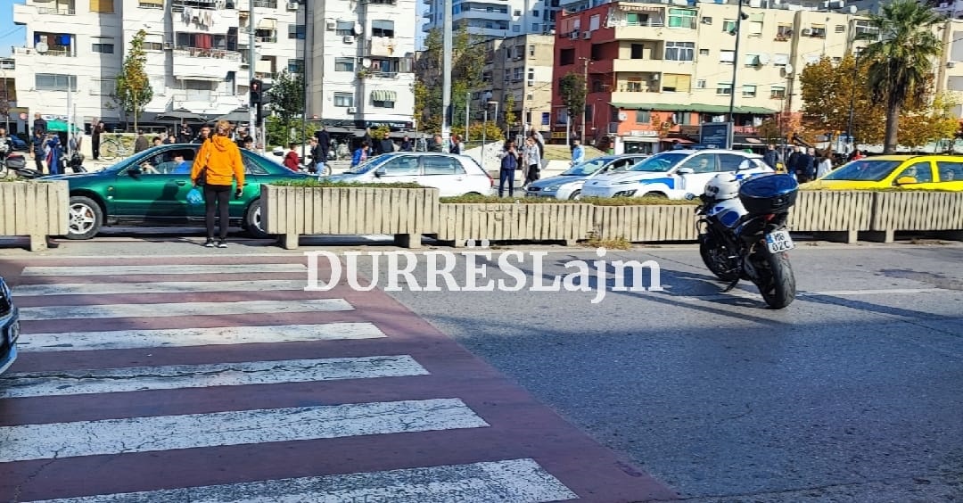 Durrës, i moshuari aksidentohet tek vizat e bardha (VIDEO)