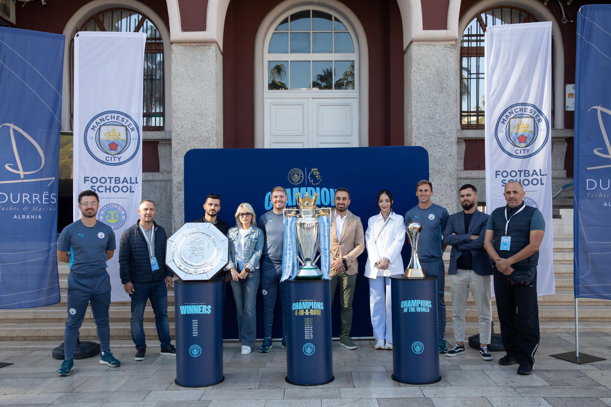 Akademia e futbollit të Manchester City në Durrës ekspozon në sheshin “Liria” trofetë e rëndësishme (FOTO)