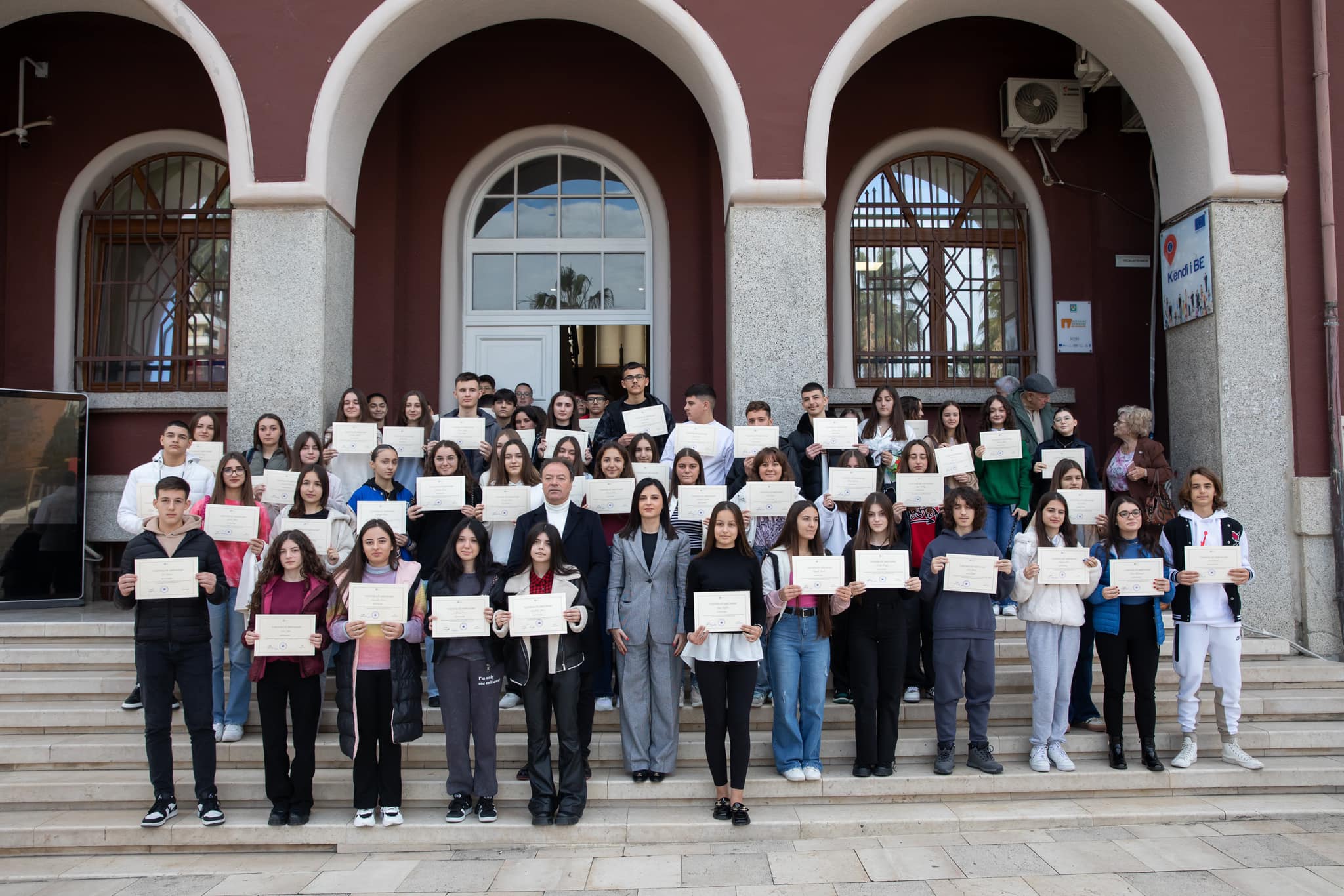 Bashkia Durrës shpërndan certifikata mirënjohje dhe shpërblime financiare për nxënësit ekselentë të shkollave 9-vjeçare