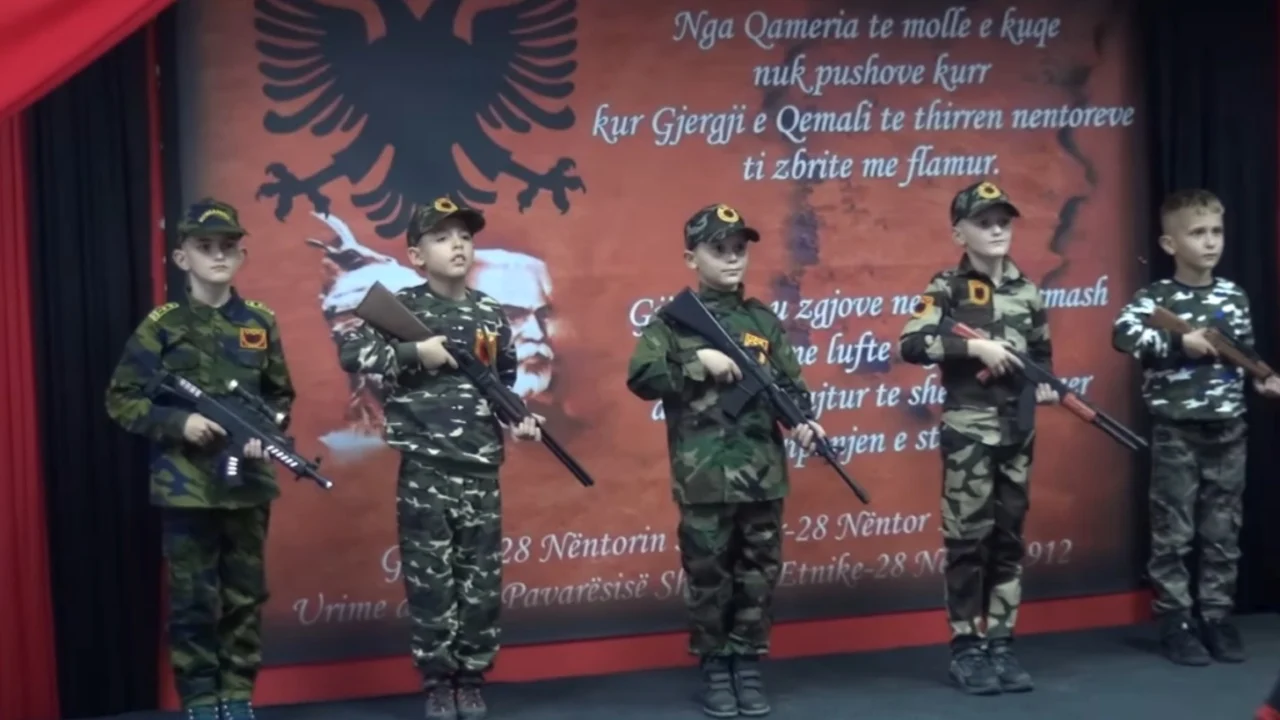 Tjetër incident në Maqedoninë e Veriut! Nxënësit veshën uniformë të UÇK-së, ministrja paralajmëron masa ndaj shkollës në Çellopek