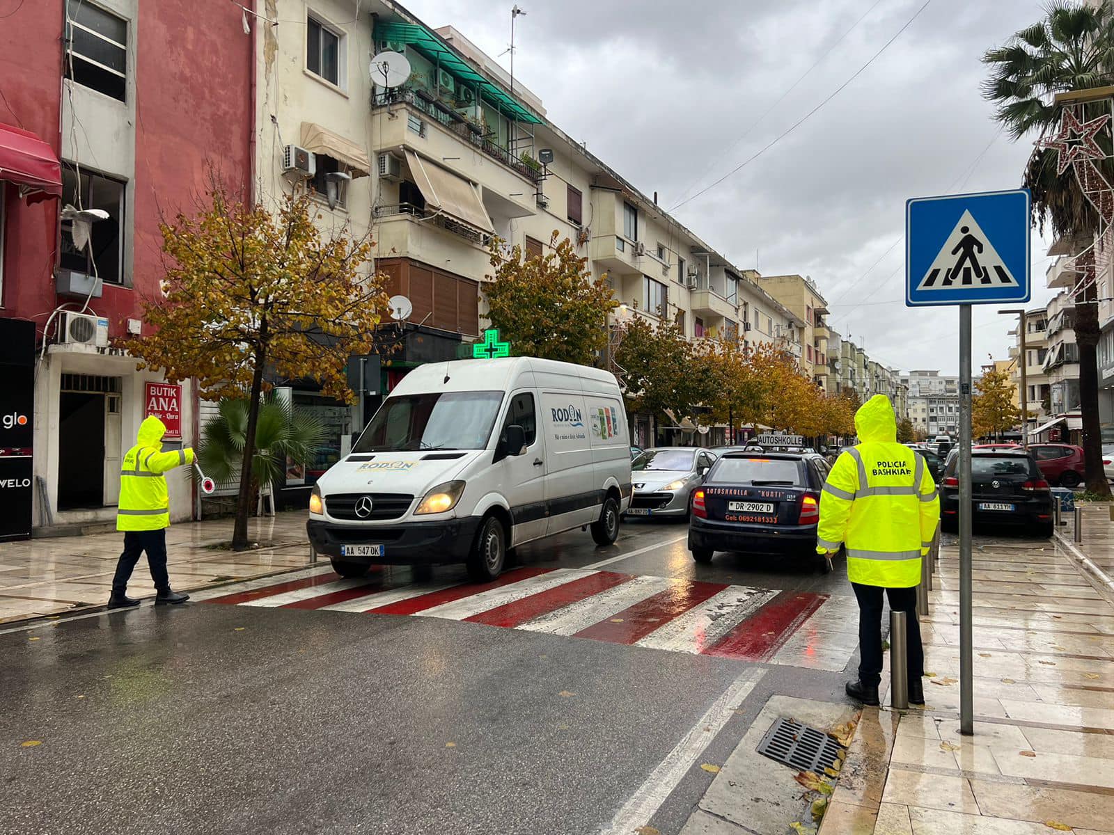 Incidentet nga moti, Bashkia e Durrësit thirrje qytetarëve: Shmangni lëvizjet e panevojshme