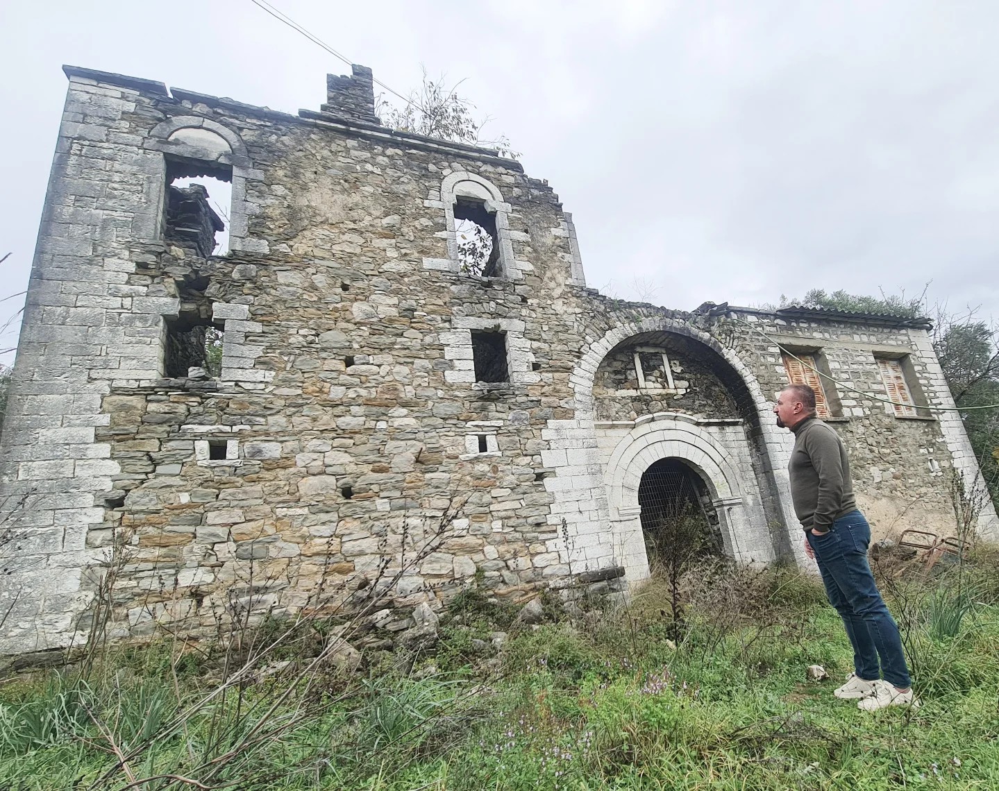 Arkitekti Hamiti pranë kullës së paraardhësve në Çamëri: Kjo duhej të ishte monument kulture, shteti shqiptar të ngrejë zërin!