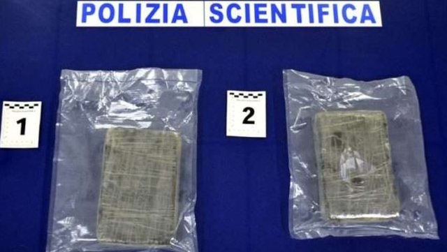 Kishte fshehur mbi 2 kg kokainë në banesë, arrestohet 22-vjeçari shqiptar në Itali! Pas lëvizjeve të dyshimta, u arrestua nga banorët e zonës