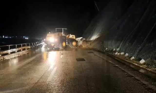 Rrëshqitje dherash në aksin Elbasan-Librazhd, bllokohet rruga! Probleme me energjinë elektrike në disa fshatra