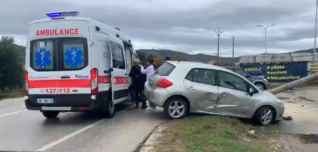 Makina del nga rruga, përfundon në spital shoferi, shkak dyshohet&#8230;