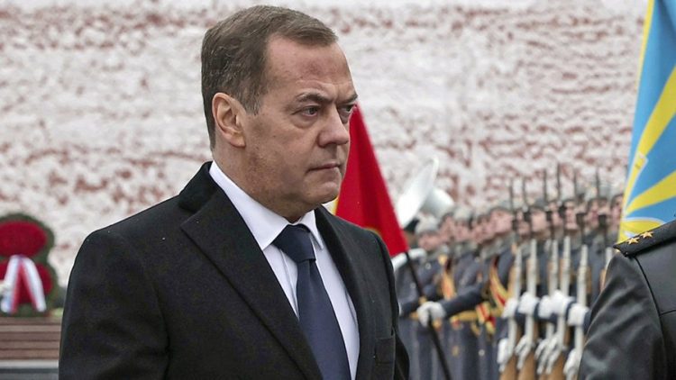 Armët bërthamore në Kiev kërcënim për Rusinë, Medvedev: “Zombi” Biden i çmendur dhe paranojak