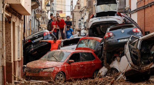 Pas përmbytjeve në Valencia, Spanja merr vendimin: Pushim të paguar në rast të motit të keq