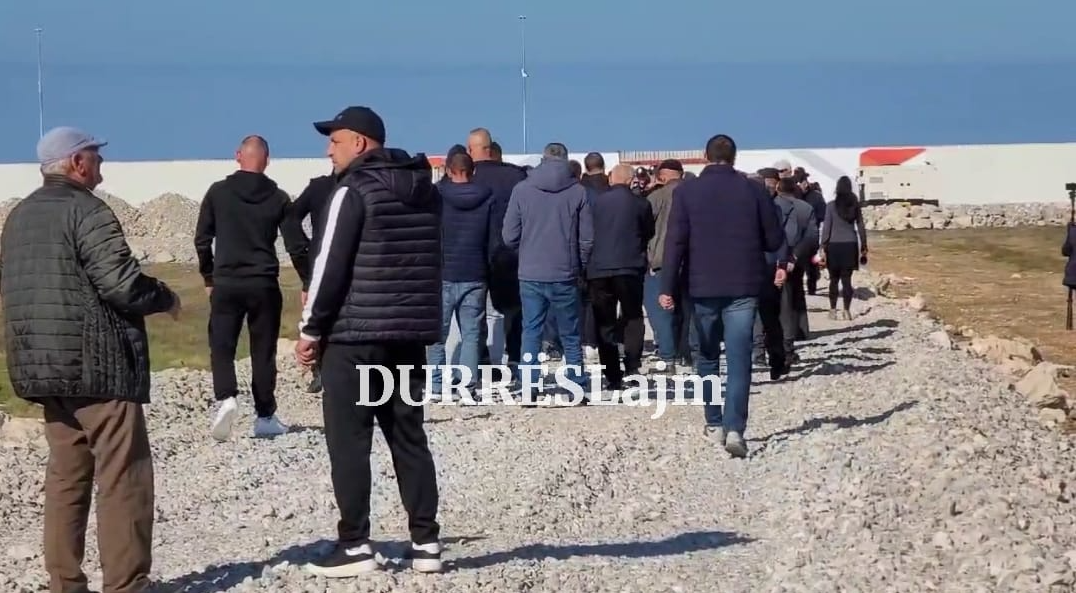 Durrës, banorët protestojnë kundër mbetjeve të rrezikshme në Porto Romano: Kjo as në vendet e botës së tretë nuk ndodh (VIDEO)