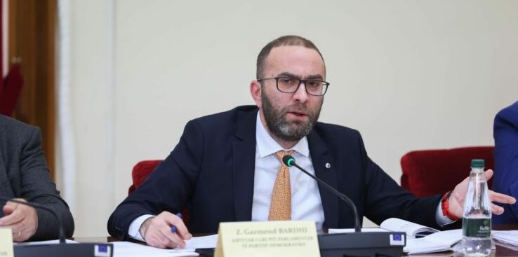 Bardhi akuza për presidentin Begaj: Vjen në Kuvend dhe kërkon para për kolltuk dhe makina luksi  