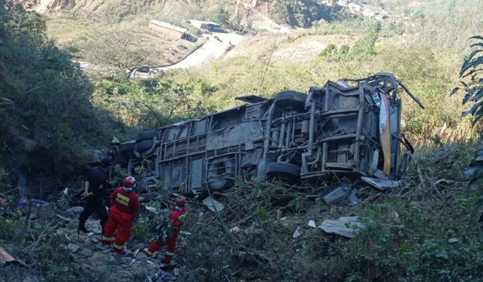 VIDEO/ Autobusi del nga rruga dhe përfundon në greminë! 11 të vdekur, një fëmijë i lënduar