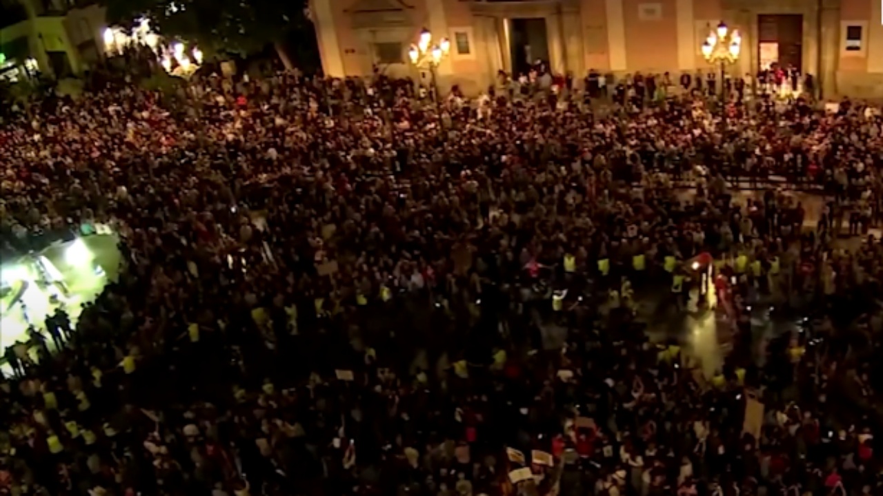 &#8220;Ne të njollosur me baltë, ju me gjak&#8221;/ Protesta masive në Valencia, revolta pas përmbytjeve