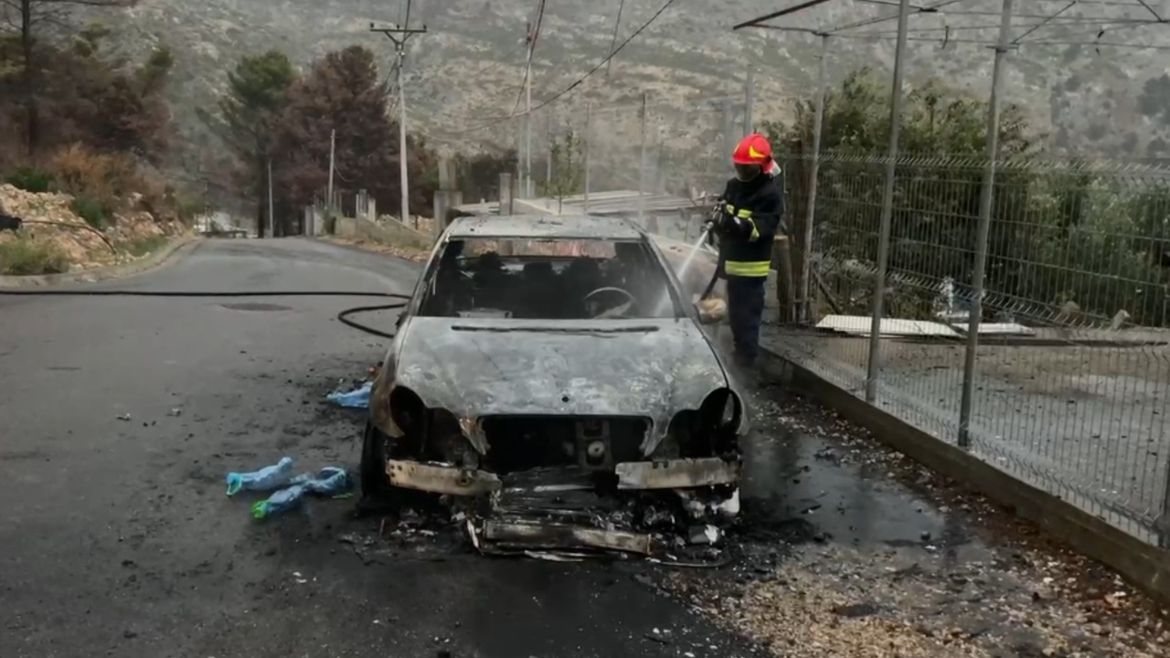 Shkrumbohet nga flakët makina në Shëngjin, dy vajza arrijnë të dalin në kohë nga mjeti