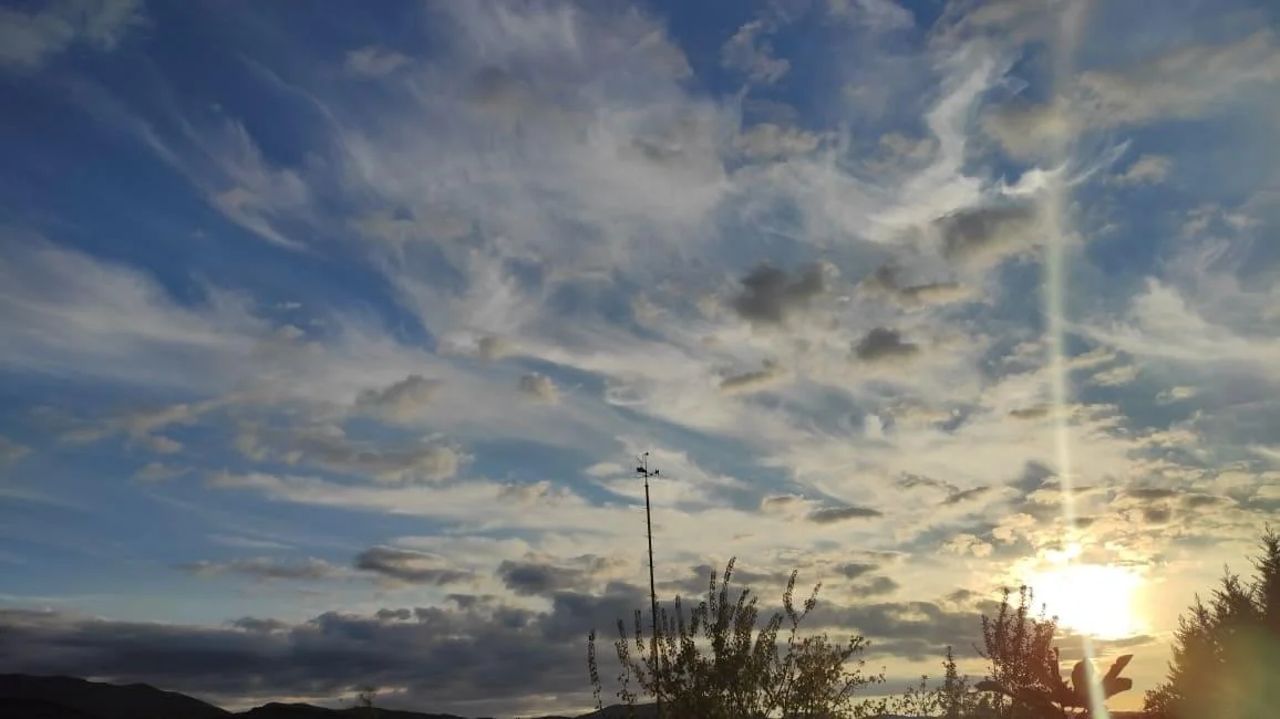 Parashikimi i motit/ Kthjellime dhe vranësira, ja sa shkojnë sot temperaturat