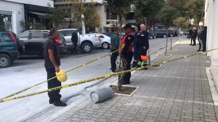 Bombola e gazit shpërthen dhe ‘fluturon’ nga taraca e pallatit 