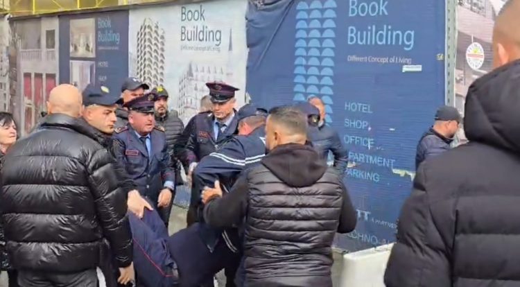 Protesta para Bashkisë Tiranë/ Një efektiv policie ndjehet keq, dërgohet me urgjencë në spital