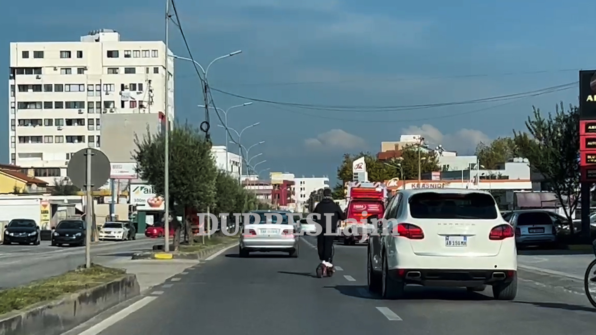 Monopatinat elektrike në rrugët e Durrësit, një rrezik i vazhdueshëm. Ja të gjitha shkeljet! (VIDEO)