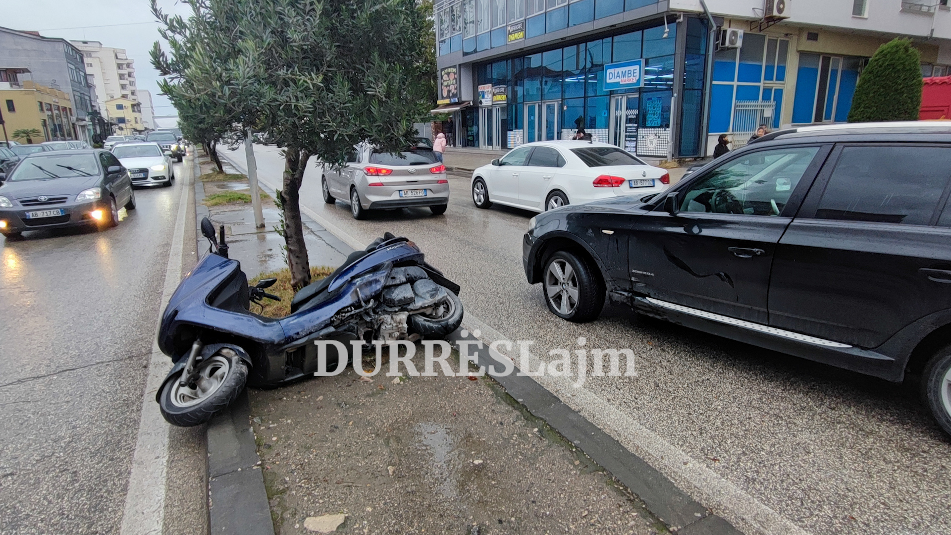 Durrës, mbesin të përfshirë në një aksident një BMW dhe një motor. Plagoset një i ri (VIDEO)