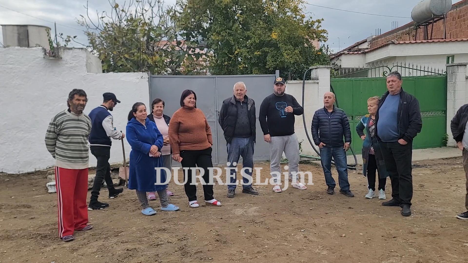 Durrës, banorët e dy rrugëve në protestë: Duam kanalizime të ujërave të zeza! (VIDEO)