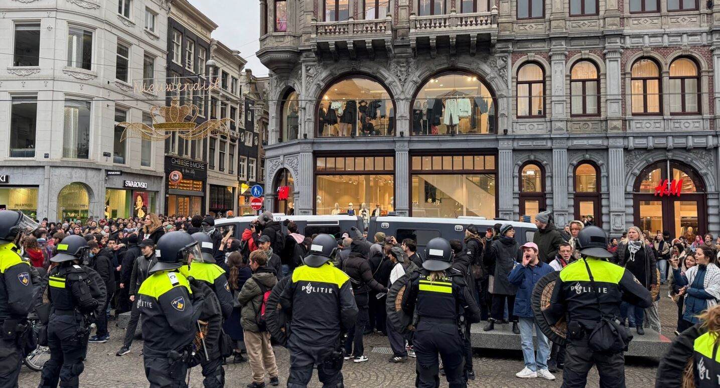 Pas dhunës në futboll, policia holandeze ndalon protestën propalestineze