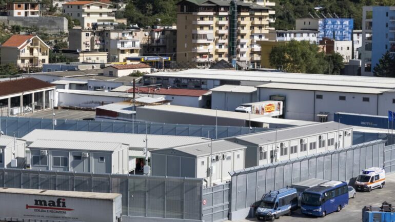 Kampi i emigrantëve në Gjadër, 300 agjentë italianë do akomodohen në hotele luksoze/ Shpërthejnë polemikat në Itali