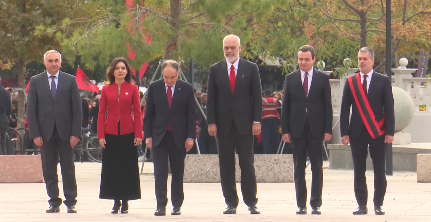 Ceremonia e ngritjes së flamurit në Vlorë, të pranishëm krerët e shtetit shqiptar dhe Kryeministri i Kosovës (VIDEO)