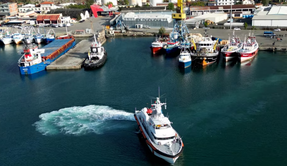 Një anije italiane me emigrantë niset drejt Shqipërisë