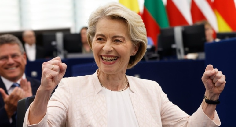 Von der Leyen i shpëton jetën pasagjerit në avion