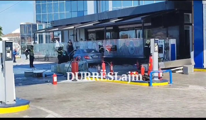 Durrës/ &#8220;Benzi&#8221; me shpejtësi skëterr përplaset në pikën e karburantit (VIDEO)