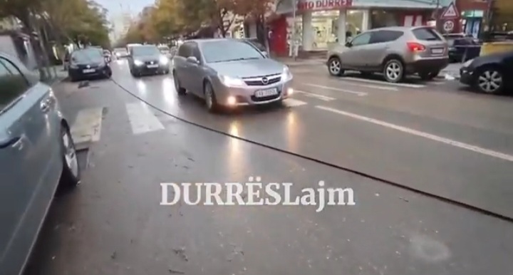 VIDEOLAJM/ Era e fortë këput kabullin elektrik në Durrës