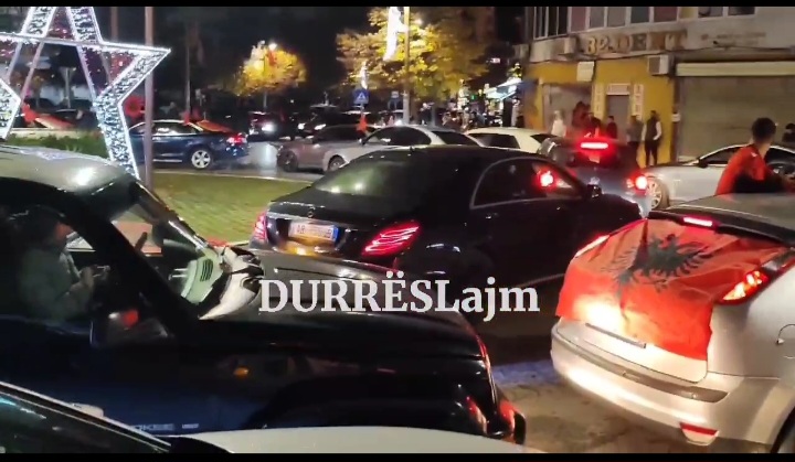 29 Nëntori/ Me flamuj në duar dhe me këngë, qytetarët krijojnë atmosferë festive në rrugët e Durrësit (VIDEO)