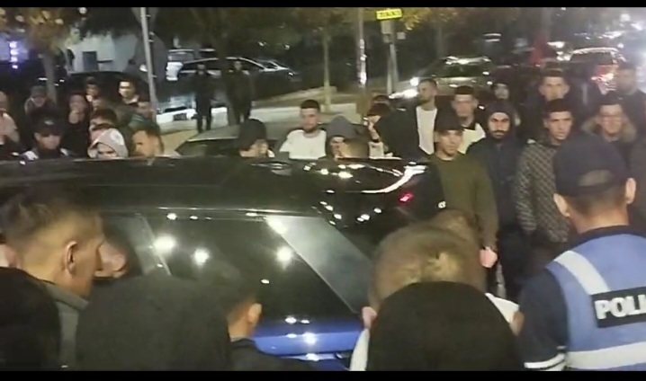 Po festonte në rrugë, policia e Durrësit shoqëron në komisariat shoferin me mjetin luksoz (VIDEO)