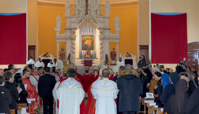 Shpallen martirë nga Vatikani dy klerikët shqiptarë, i dërguari i Papa Franceskut drejton meshën