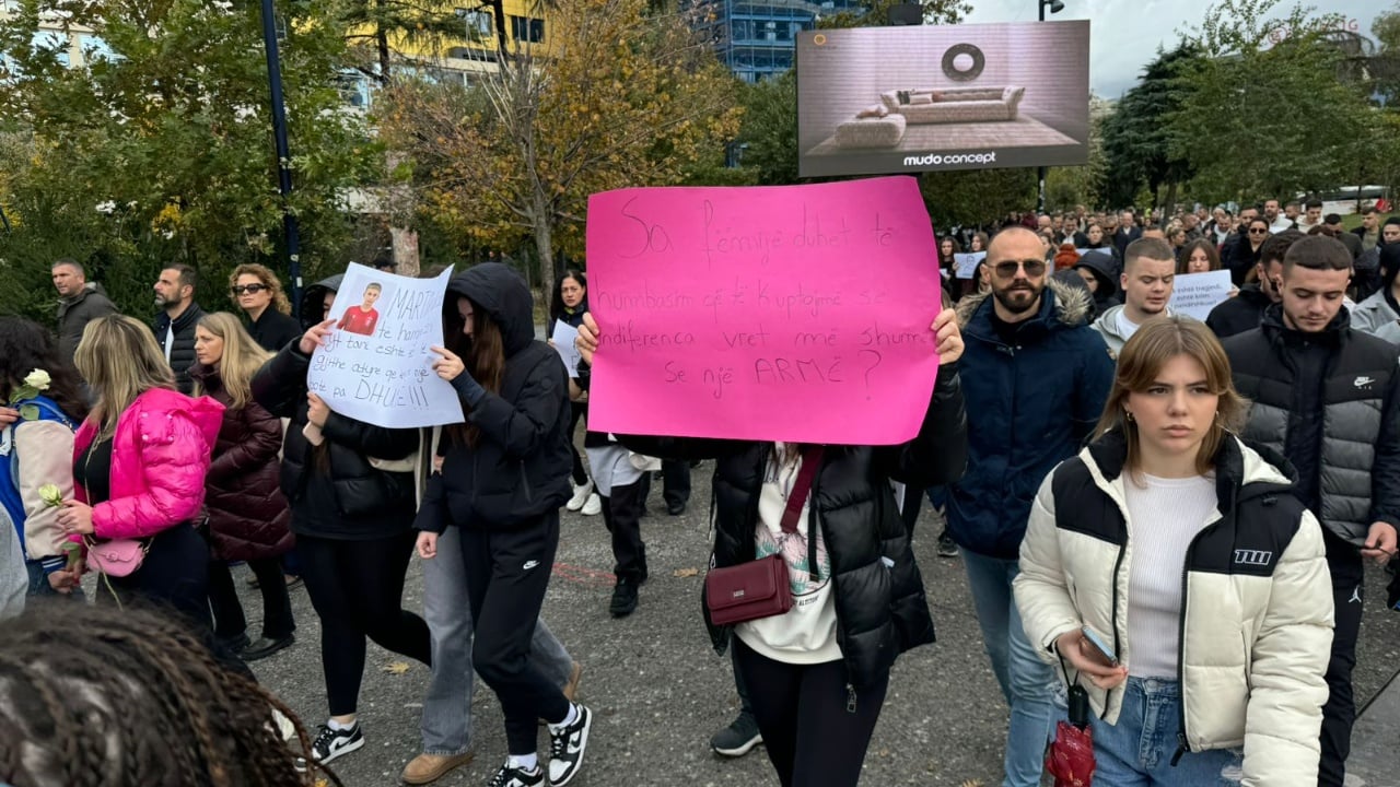 Vrasja e 14-vjeçarit Martin Cani/ Qytetarët protestë para Ministrisë së Arsimit: Duam siguri për fëmijët tanë