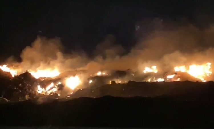 Përfshihet nga flakët fusha e mbetjeve në Vlorë