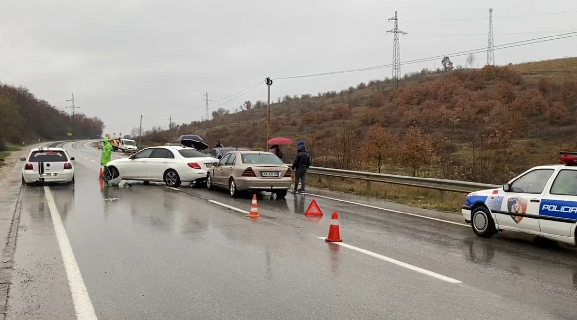 Aksident në aksin Pogradec-Korçë, përplasen tre makina me njëra-tjetrën