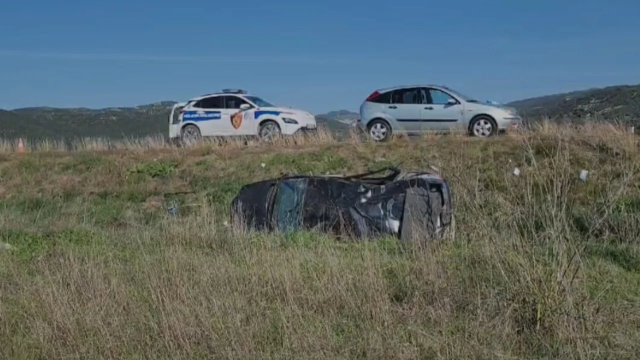 Aksident në autostradën Levan-Tepelenë, automjeti përfundon në kanal