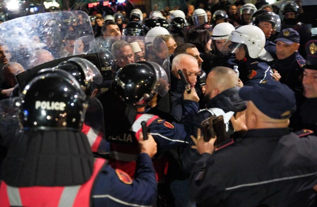 Fillon bllokimi i rrugëve në Tiranë. Deputetët e PD përplasen me policinë